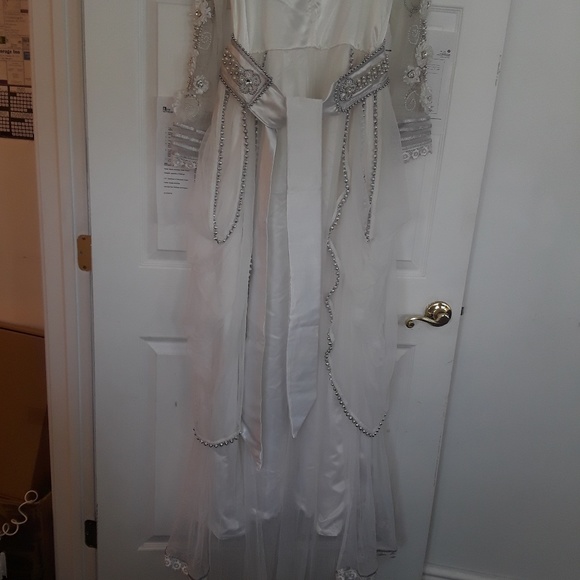 Gown - Picture 7 of 8